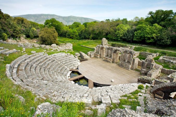 Butrinti vizitohet nga turistët e huaj – Gazeta Alo