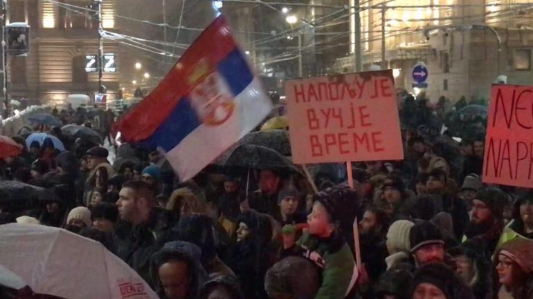 Mijëra qytetarë protestojnë sonte në Beograd