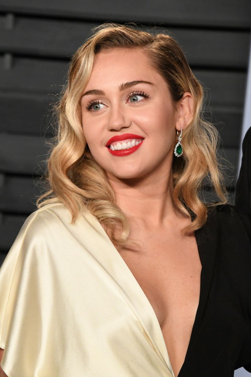 Miley Cyrus: Mamaja më shtyn për përdorimin e marijuanës