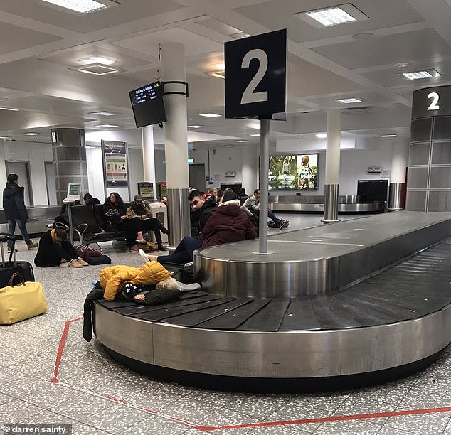 Fëmijët detyrohen të flenë në karuselin e bagazheve në aeroport