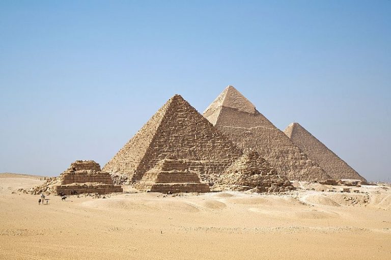 Dy turistë vdesin pas shpërthimit të bombës afër piramidave në Egjipt