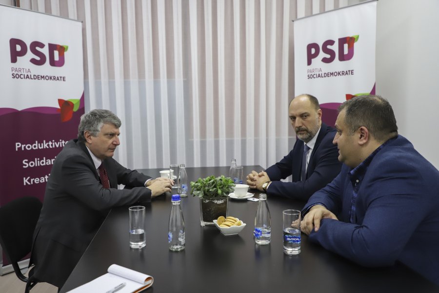 Ambasadori i Francë bisedon me Shpend Ahmetin dhe Visar Ymerin për dialogun