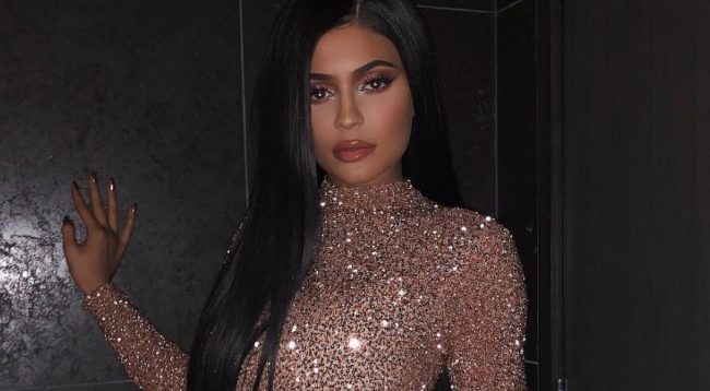 Kylie Jenner shfaq format perfekte në këtë veshje