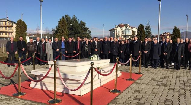 LDK në ditën e festës së partisë bëjnë homazhe tek varri i Rugovës