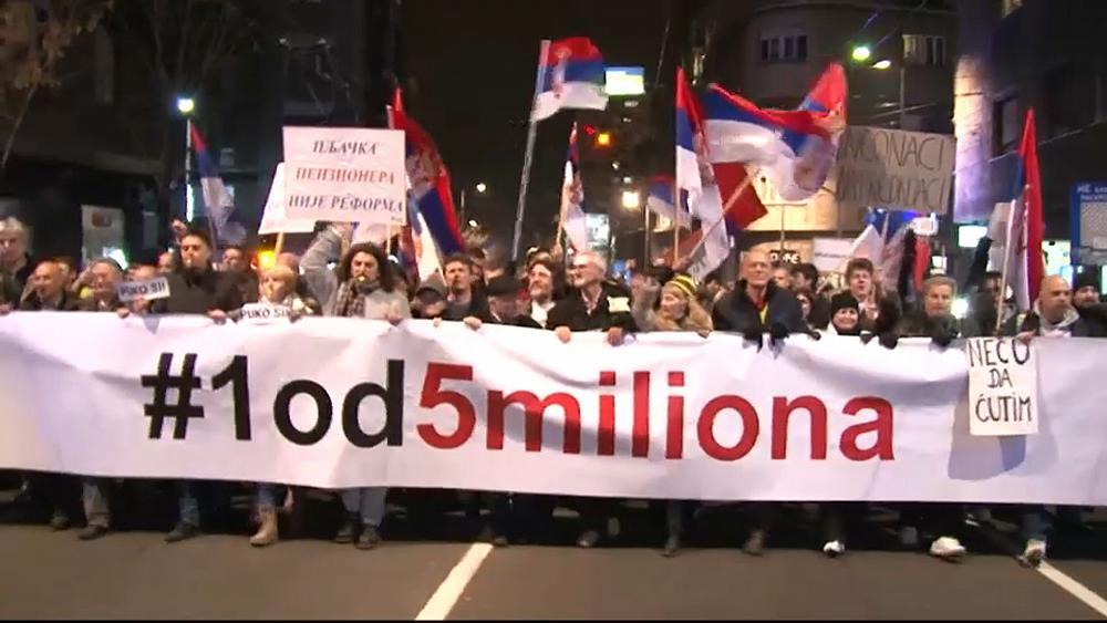Protestuesit në Beograd pyesin Vuçiqin, “Pse po luftojmë me të gjitha shtetet fqinje”
