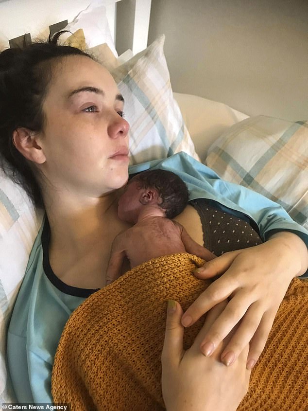 Nëna zemërthyer e mban për dy javë në shtëpi beben e vdekur gjatë lindjes