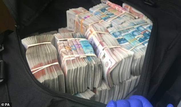 Policia gjen 400 mijë funta në një çantë