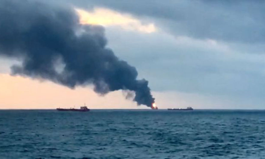 Dy anije përfshihen nga flakët, 10 viktima pranë ujërave të Krimesë