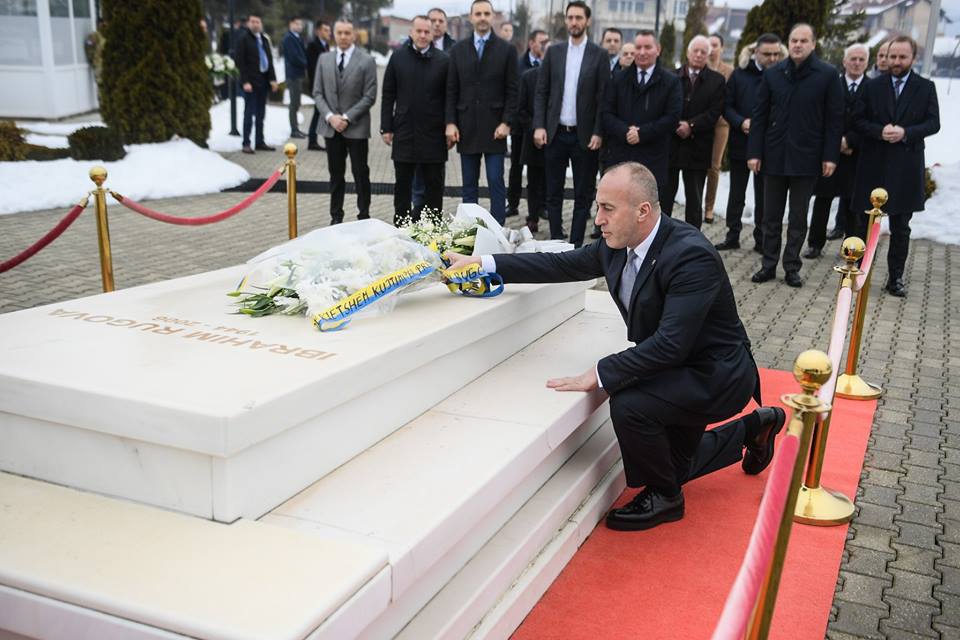 Haradianaj mbajti homazhe te varri i ish-presidentit Ibrahim Rugova