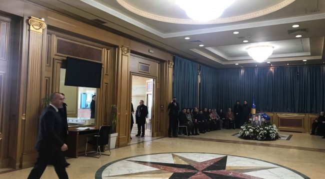 Kryeministri Haradinaj bën homazhe për Arian Dacin