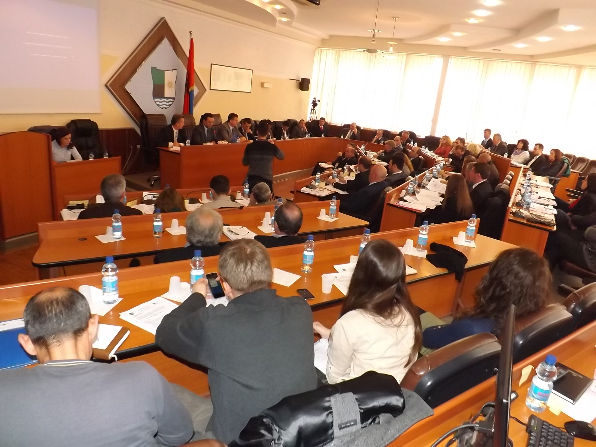 U shkarkua kryesuesi i kuvendit komunal të Mitrovicës