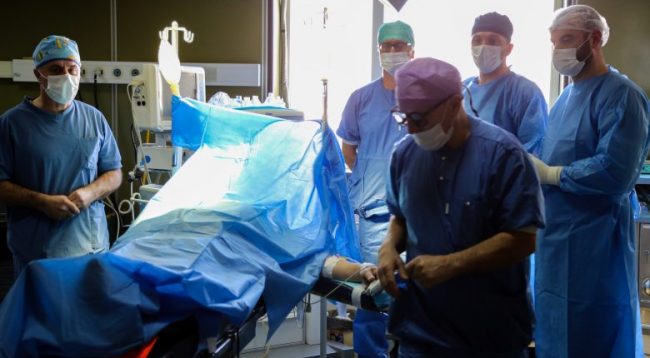 Mjekë nga Suedia operojnë pacientë në QKUK