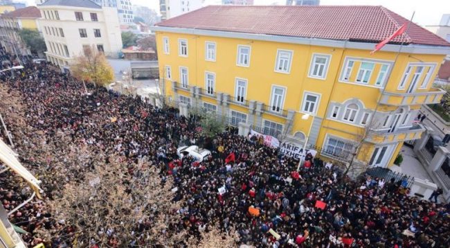 Studentët e Shqipërisë vazhdojnë protestat