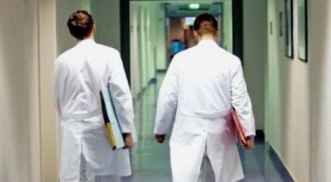 Greva e kirurgëve po u kushton shtrenjtë pacientëve, ftohen organet e drejtësisë për të nisur hetimet