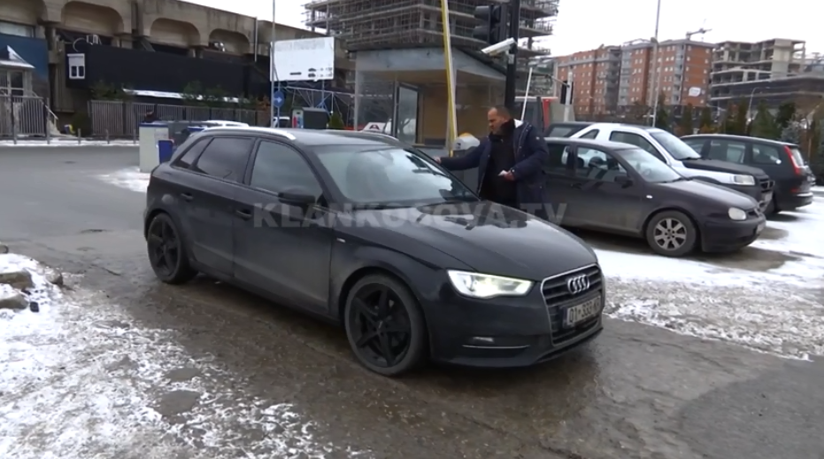 Doganieri kërcënon me armë rojën e parkingut, suspendohet (VIDEO)