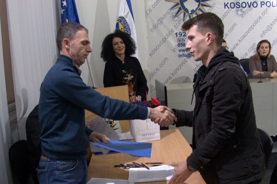 430 kandidatë nënshkruajnë kontratat për policë të Kosovës