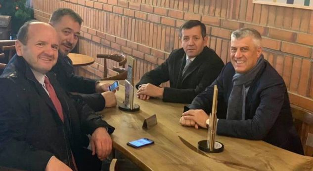 Thaçi e shpërndan foton e Remit në Hagë, komentuesit: Ti e çove atje