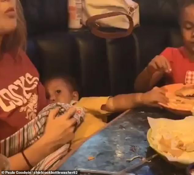 Videoja ku shihet 3-vjeçari duke ushqyer nënën e tij ka marrë një milion klikime