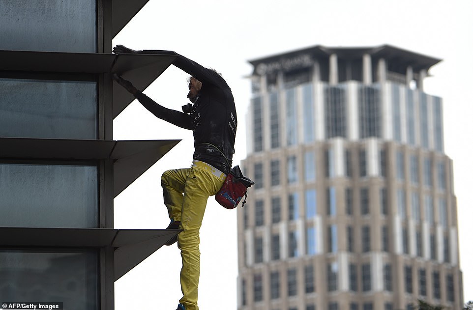 Njeriu Merimangë mahnit duke u ngjitur në ndërtesa pa asnjë pajisje