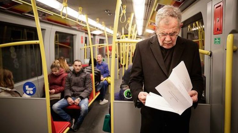 Foto që tregon se presidenti austriak shfrytëzon transportin publik (FOTO)