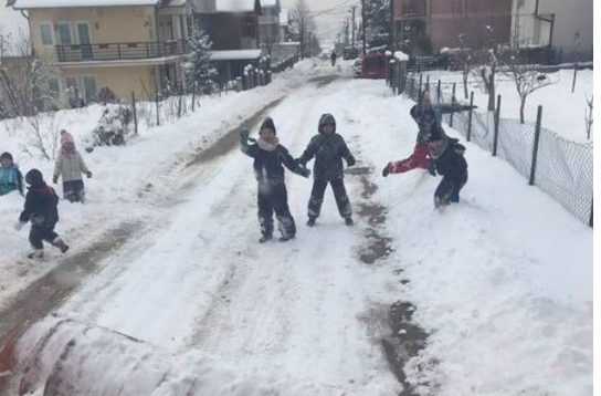 Fëmijët e Prishtinës s’lejojnë kompaninë e pastrimit të largojë borën