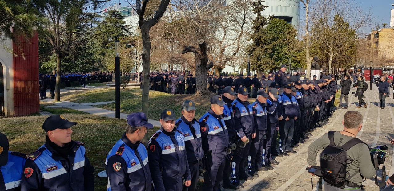 Protesta në Shqipëri, policia rrethon Parlamentin