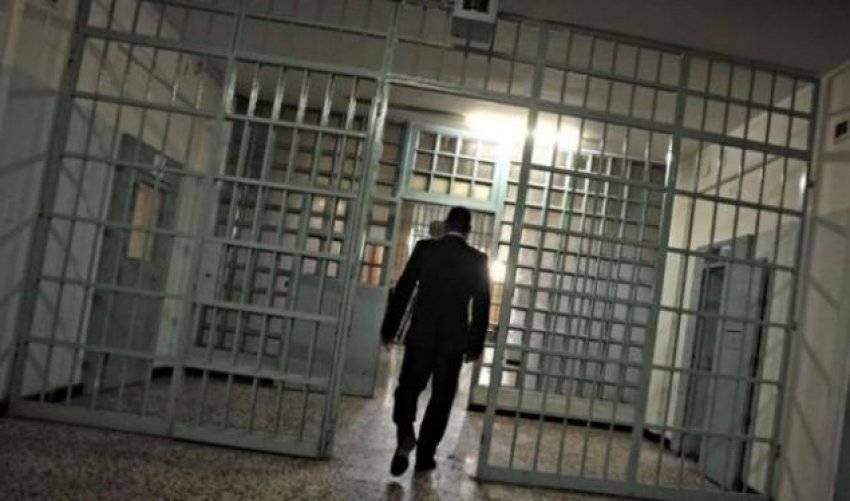 Shefi i burgjeve akuzohet për presionin që bën ndaj ish-kandidatit për drejtor