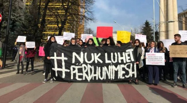 Protestat kundër dhunës ndaj grave edhe në Tiranë