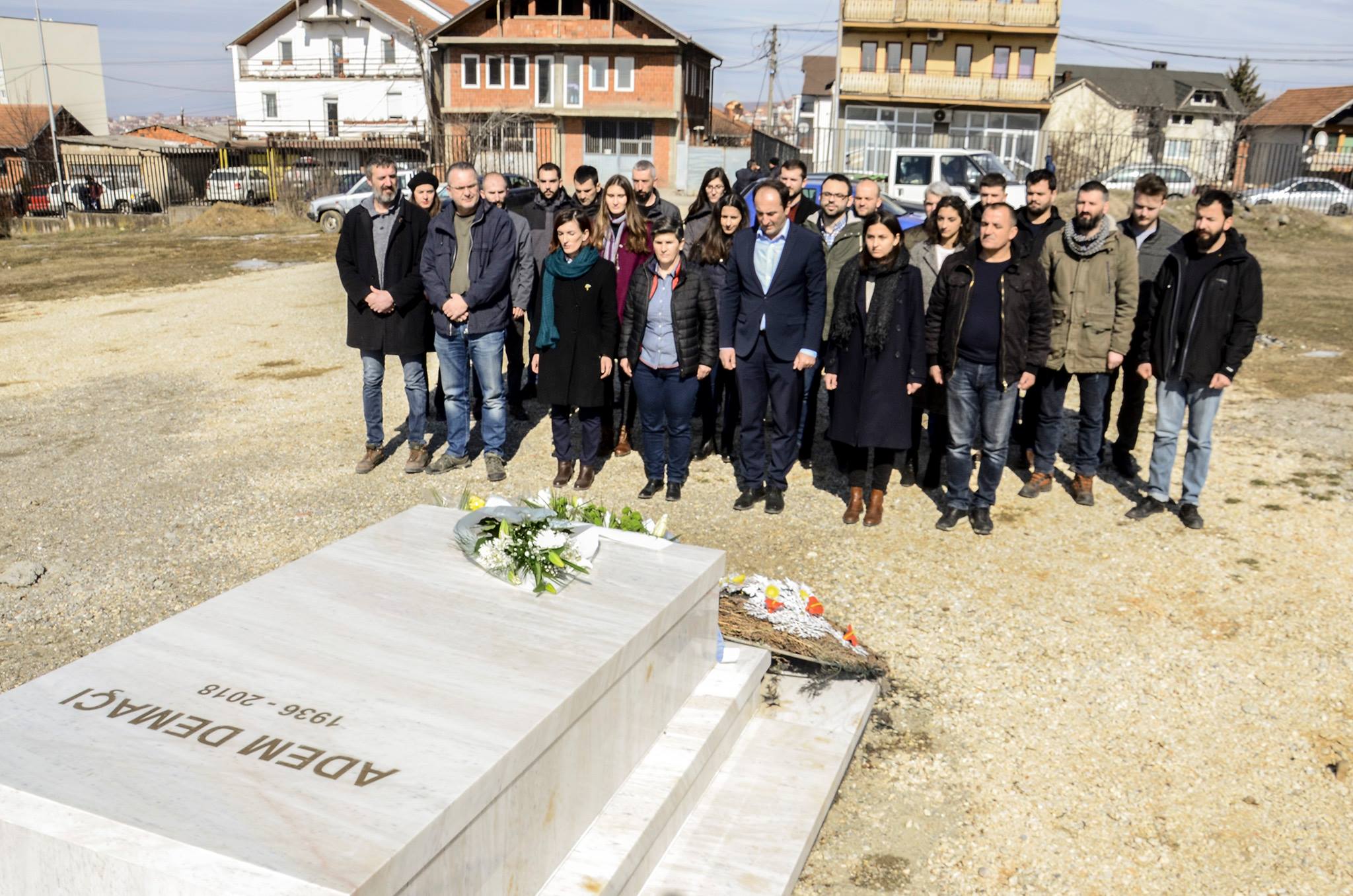 VV bën homazhe te varri i Adem Demaçit në 83 vjetorin e lindjes