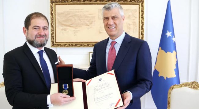Thaçi dekoron me medalje presidenciale gazetarin Armand Shkullaku