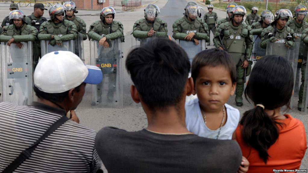 Mbyllet përkohësisht kufiri mes Venezuelës dhe Kolumbisë