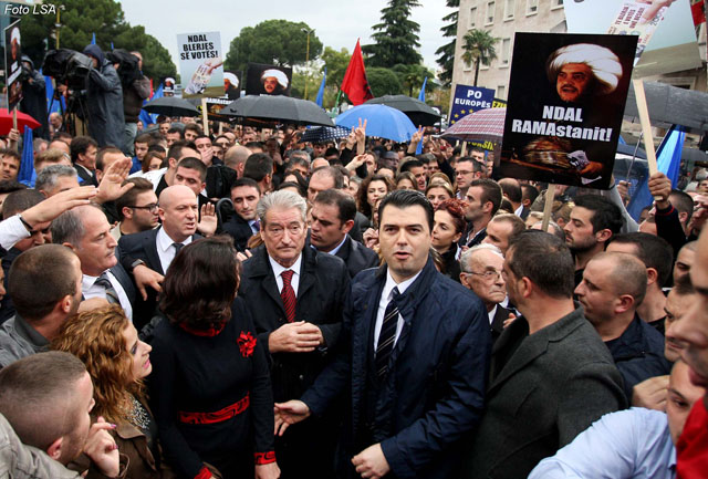 Moment i ri në politikën shqiptare: Basha e përjashton Berishën nga partia