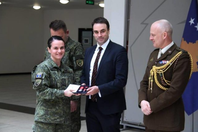 O’Connell i ndanë medalje ushtares së FSK-së Manushaqe Nura