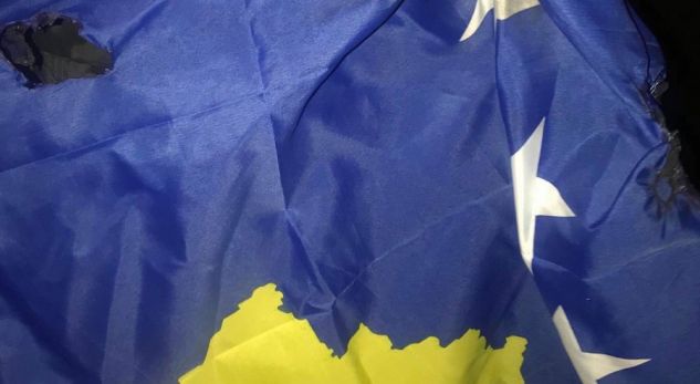 Kosovari në New York u përlesh me serbët kur ata tentuan ta digjnin flamurin e Kosovës