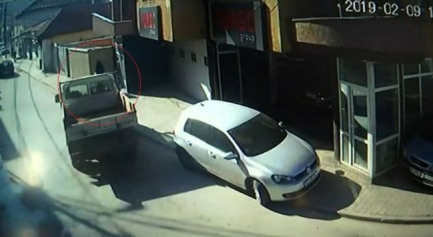 Gruaja që u godit nga kamioni në Prishtinë, ka nevojë për ndihmë (video)