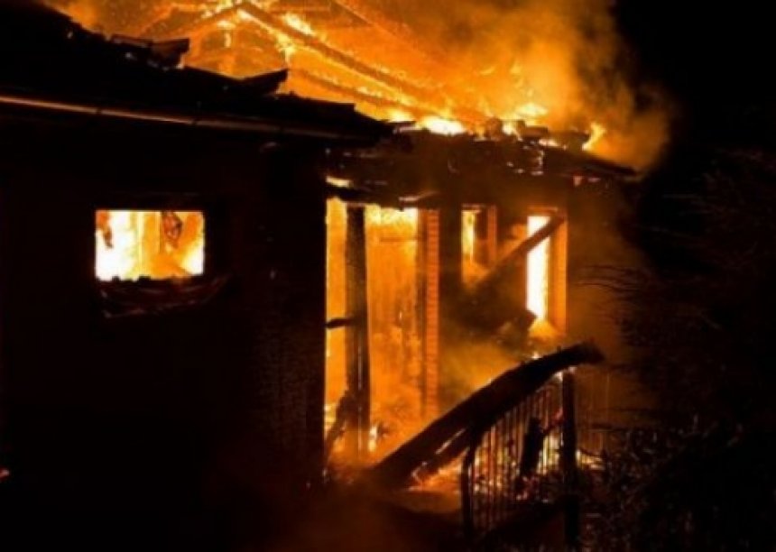 Pëfshihet nga zjarri një shtëpi në Gllogoc, lëndohet një femër