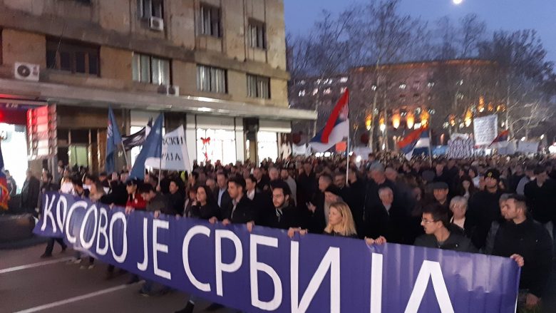 Protestuesit në Beograd: “Ta ndalojmë tradhtinë e madhe – Kosova është Serbi”