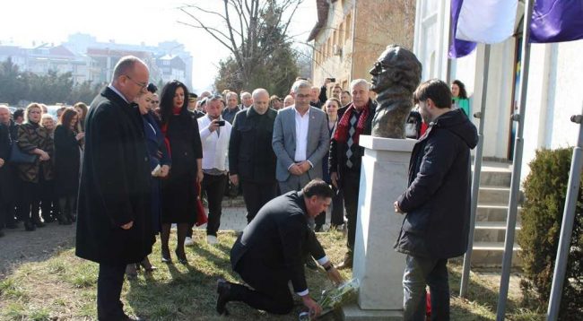 Në Gjilan u përurua busti i ish-presidentit, Ibrahim Rugova