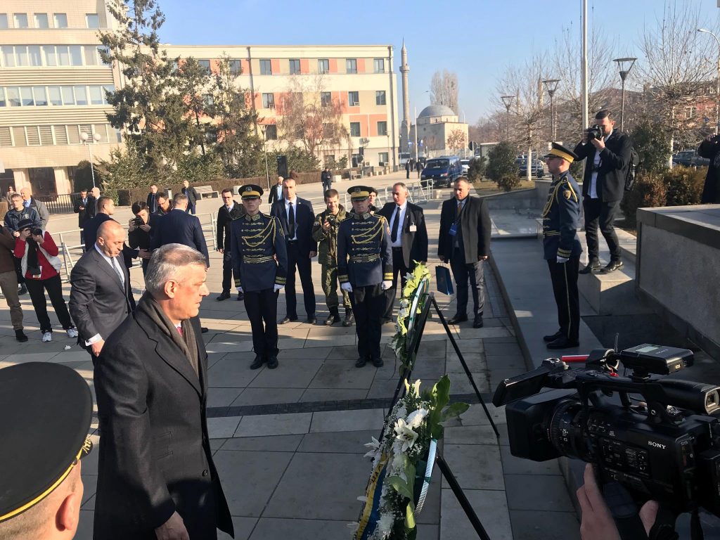 Thaçi e Haradinaj vendosin kurora lulesh të shtatorja e ish-presidentit Rugova