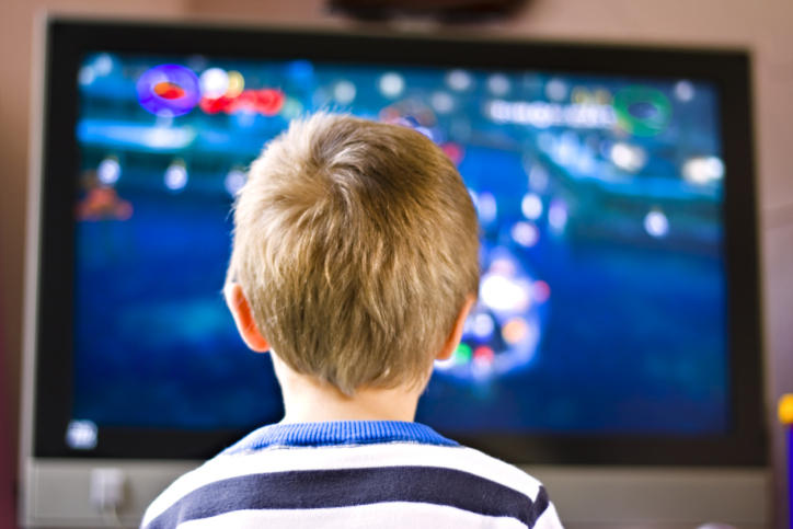 Qëndrimi pranë TV-së ndikon në peshën e fëmijëve