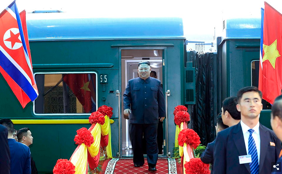 Momenti bizar kur shoqëruesi i Kim Jong Un “thyen këmbët” duke vrapuar pas liderit suprem