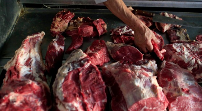 Dyshohej se shitën mishin e lopës së ngordhur, arrestohen dy persona