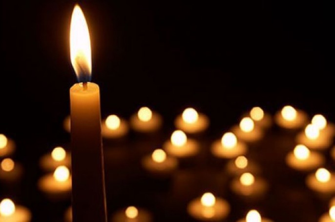 Ndizen qirinj në kujtim të viktimës së aksidentit në Gjilan