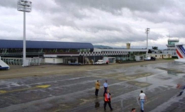 Kapen gjashtë persona duke vjedhur në aeroportin e Gjakovës