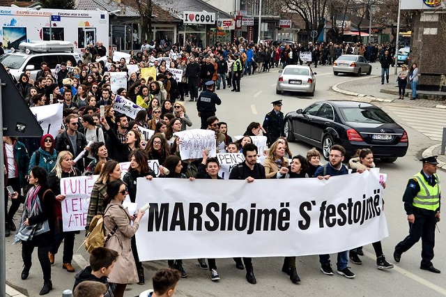 Mbahet marshi protestues me moton “Marshojmë s’festojmë”