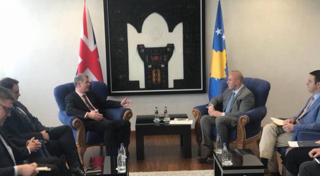 Fillon takimi i Haradinajt me zyrtarin britanik, a do të jetë temë diskutimi taksa?