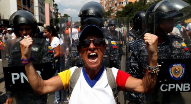 Opozita përplaset me policinë në Venezuelë