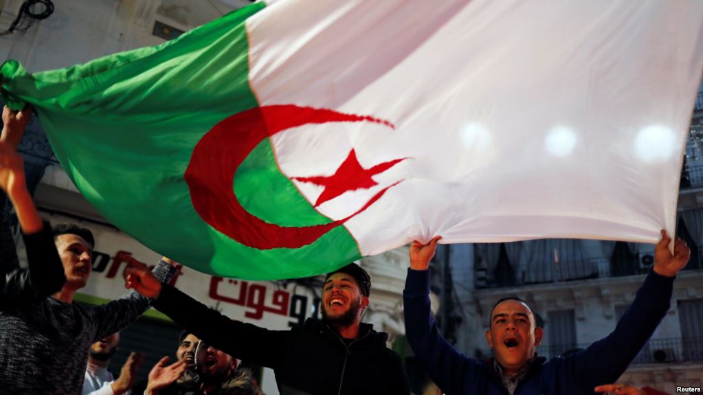 Algjerianët festojnë tërheqjen e presidentit Bouteflika
