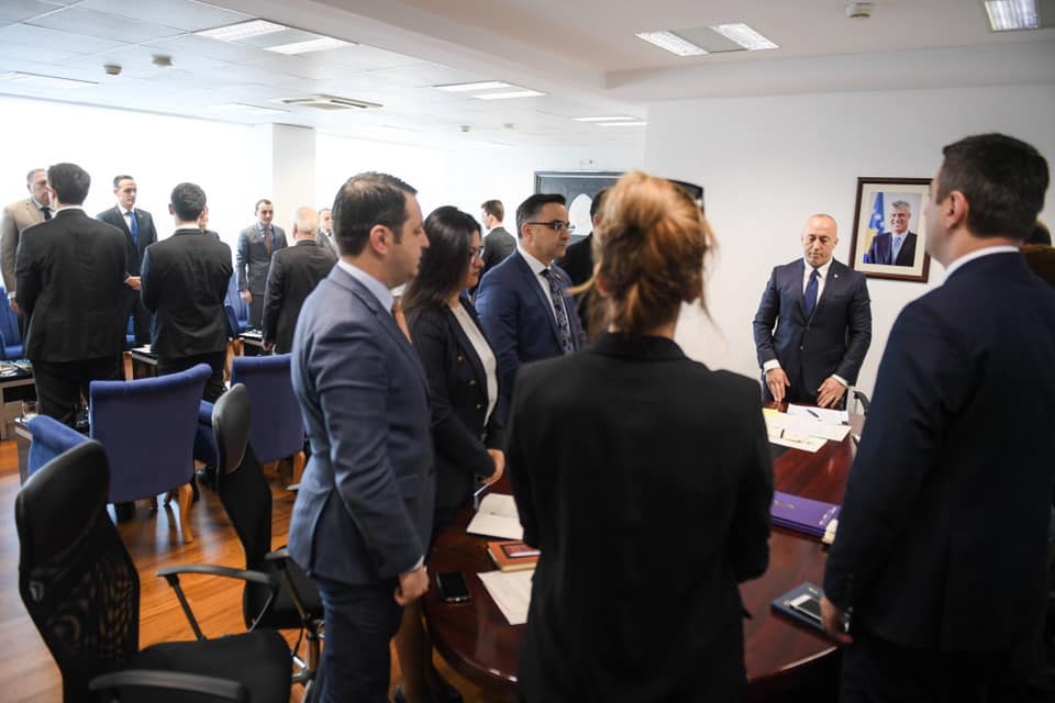 Haradinaj me stafin e tij e fillon punën me një minutë heshtje për të nderuar familjen Jashari