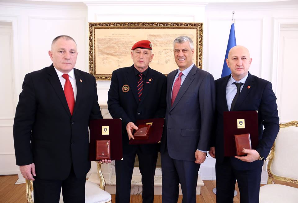 Thaçi dekoron me medalje presidenciale veteranët e luftës së Kosovës dhe Kroacisë